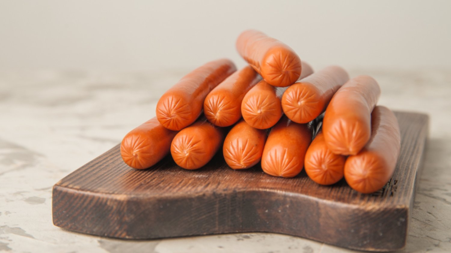 GIS poinformował o wykryciu bakterii Listeria monocytogenes w jednej partii parówek dostępnych w Biedronce.