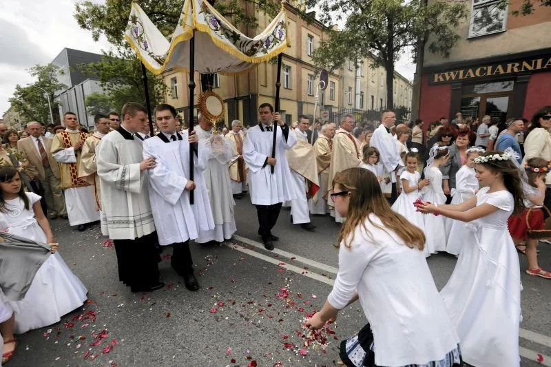Bielanki sypią kwiaty podczas procesji Bożego Ciała w Kielcach
