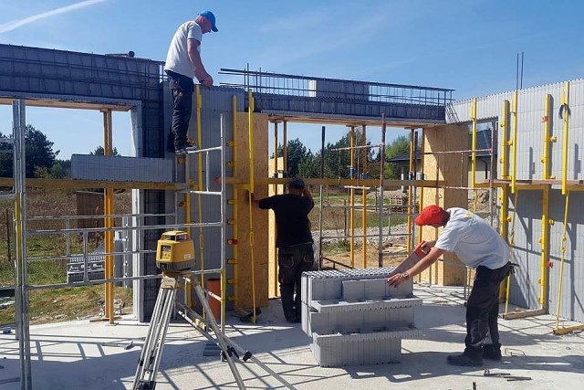 Tanie domy. Izodom produkuje elementy do budowy domów. To światowy lider technologii straconego szalunku.