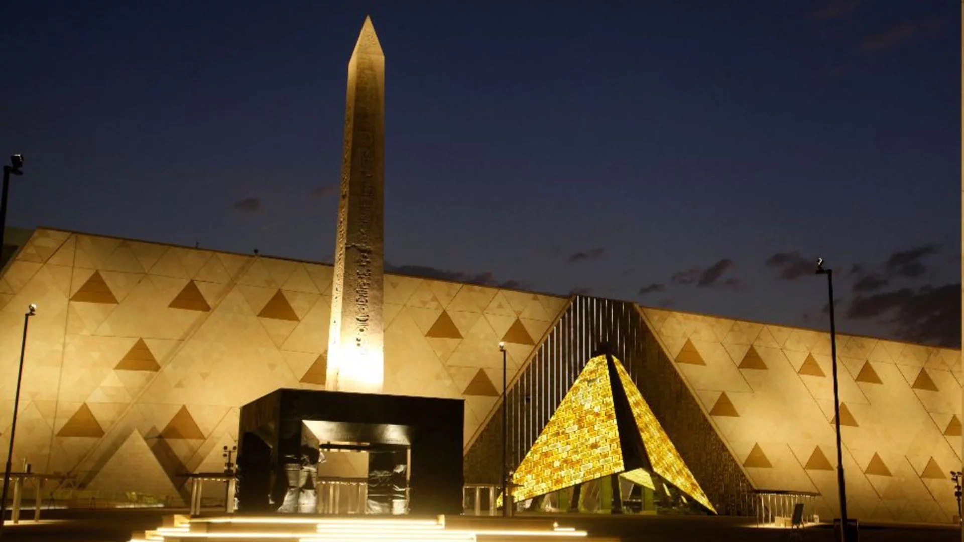 Obelisk przed wejściem do Wielkiego Muzeum Egipskiego.