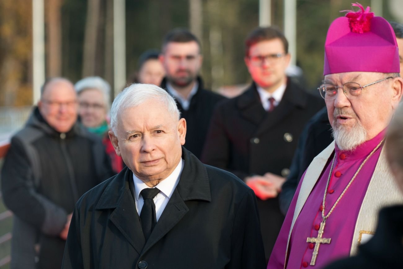 Wielkim fanem realizacji wizji z czasów PRL jest sam Jarosław Kaczyński. Na zdjęciu wraz z bp. Dydyczem na przekopie Mierzei Wiślanej