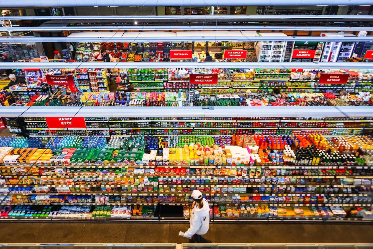 Półki sklepowe w markecie