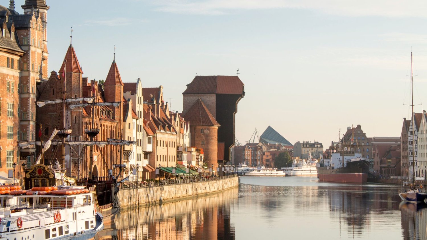 Trójmiasto wśród 25 najlepszych kierunków świata. Sukces polskiej metropolii według "National Geographic". panorama Gdańska.