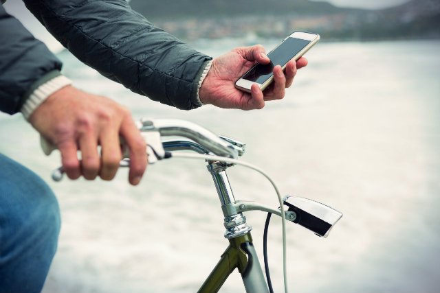 W jaki sposób poradzić sobie z osobami, które nie odrywają wzroku od ekranu swojego telefonu nawet w momencie, w którym zbliżają się do jezdni? Na przykład tak, jak we wsi Zalasewo w gminie Swarzędz koło Poznania