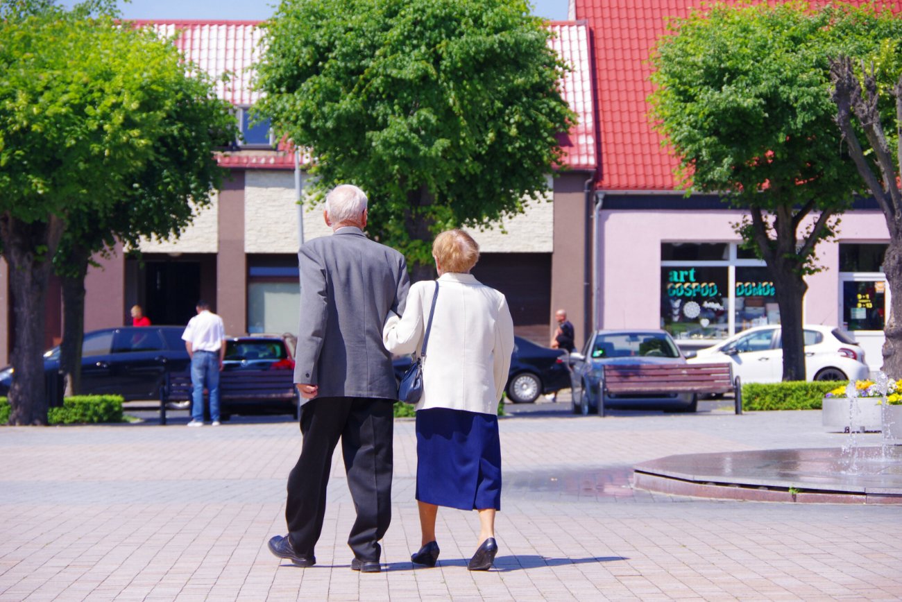 Polscy emeryci na spacerze