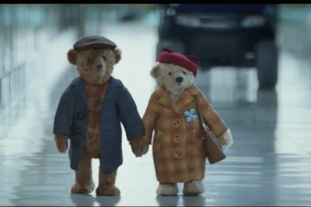 Dwa małe misie na wielkim lotnisku. Ten widok chwyta za serce.