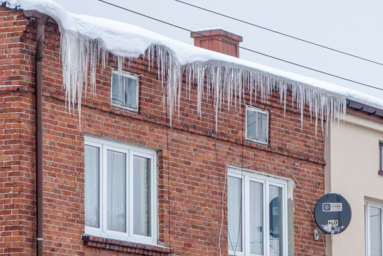 Budynek, śnieg, sople lodu.