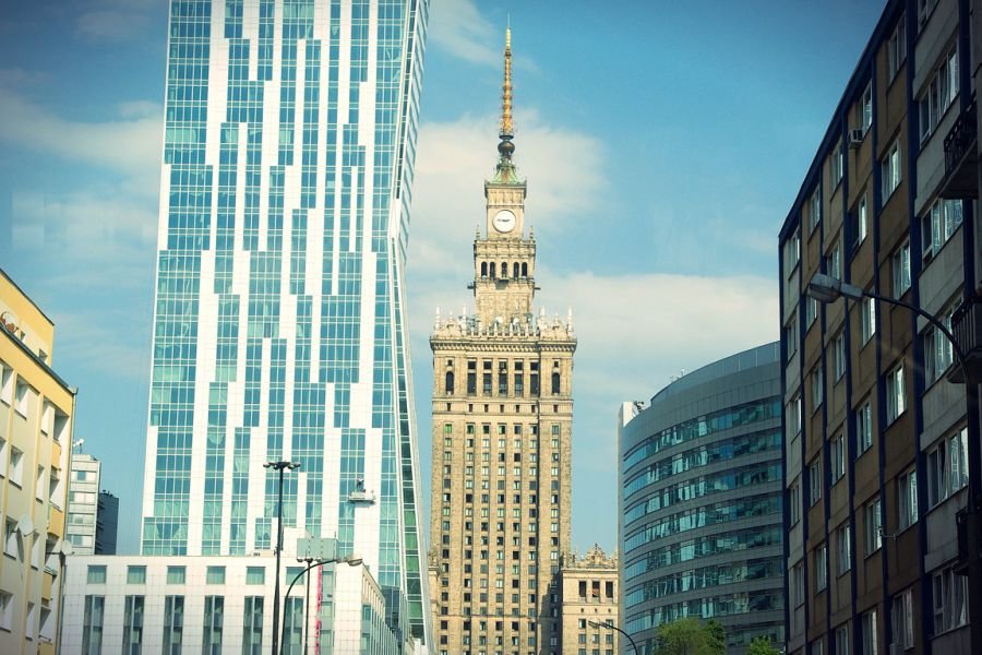 Ze względów wizerunkowych najlepiej opisać to zdjęcie: wieżowiec mieszkalny Złota 44 w otoczeniu sąsiednich budynków.