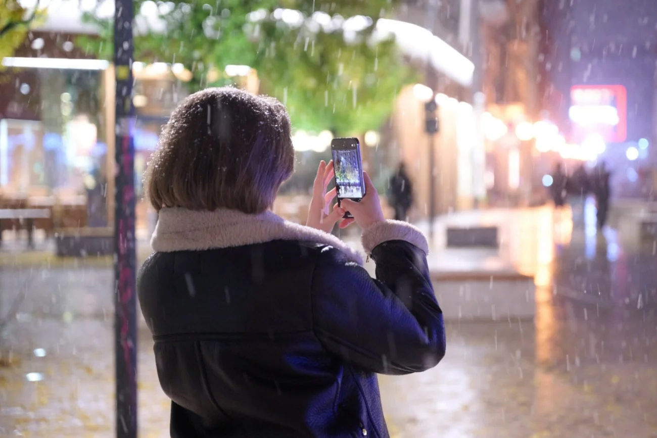 Kobieta, smartfon.