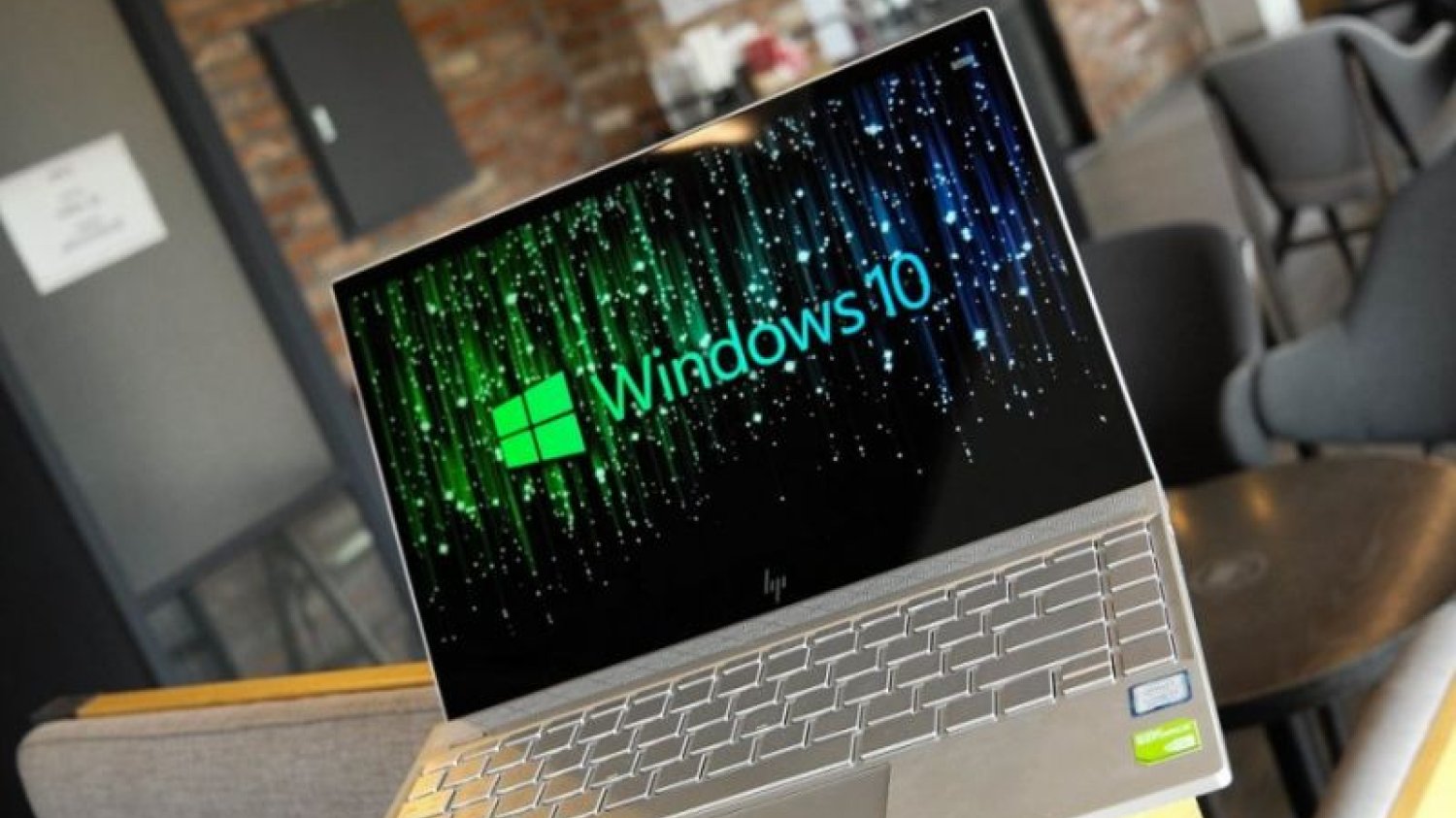 Laptop z systemem Windows 10.