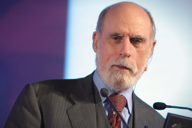Vint Cerf, jeden z „ojców internetu”, przyznał, że woli jednak polegać na papierze