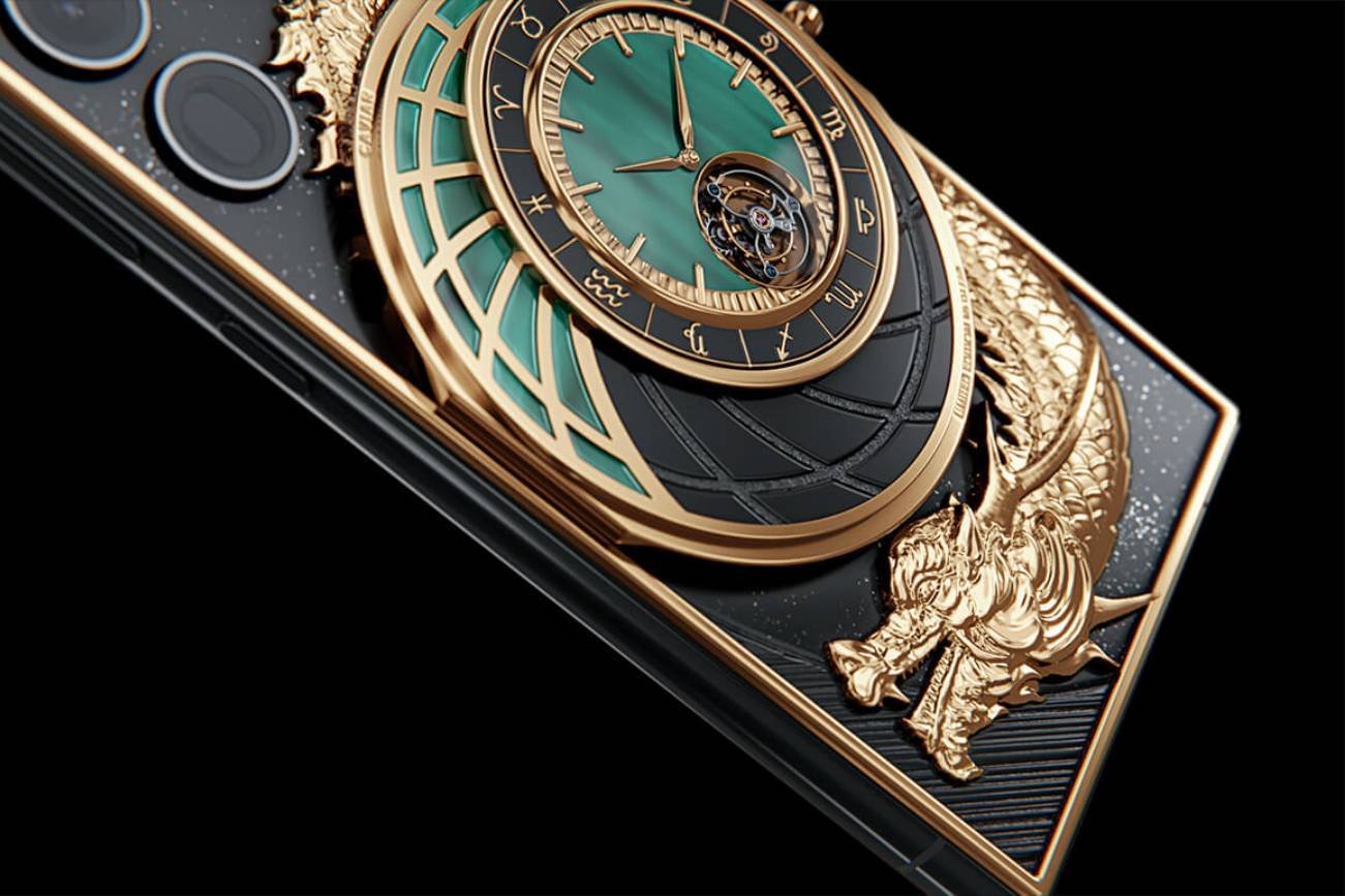 Model Yong ze zdobieniami z 24-karatowego złota.