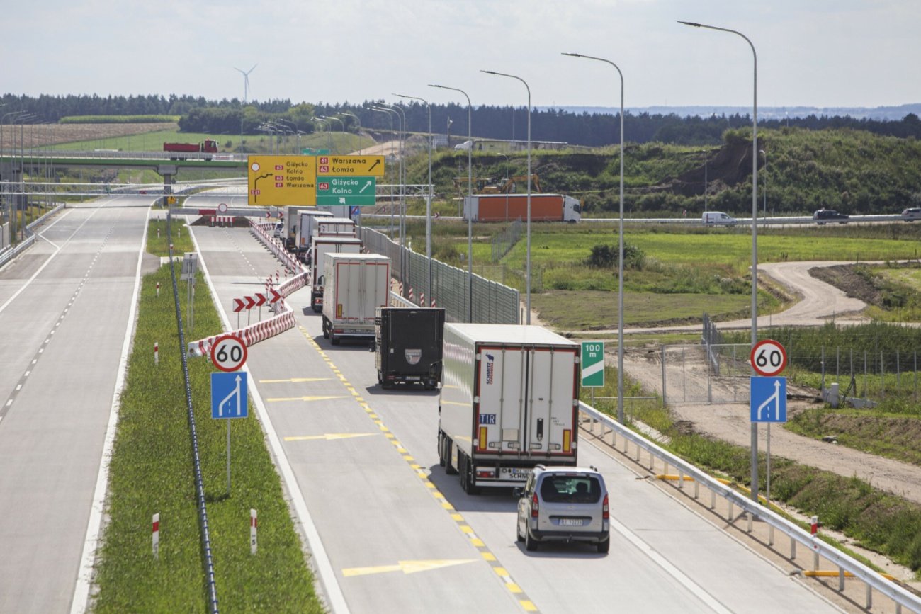 Samochody na Via Baltica.