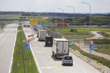 Samochody na Via Baltica.
