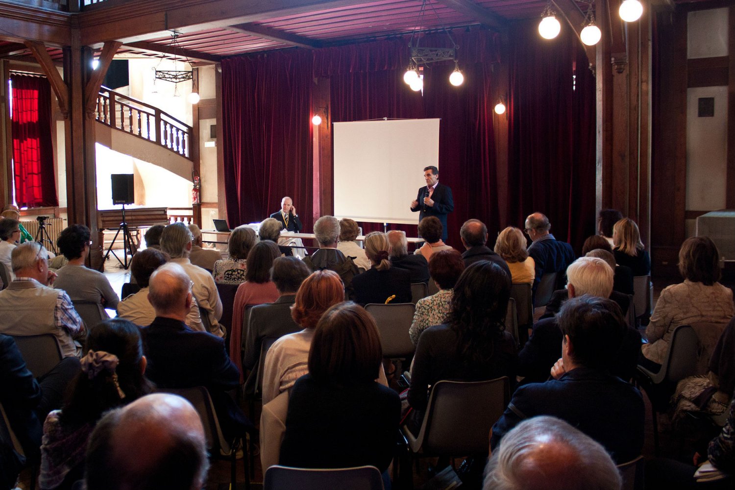 Zaczynał skromnie, dziś Altrad (na zdj. w środku) zapełnia sale, mówiąc o swoich biznesowych sukcesach