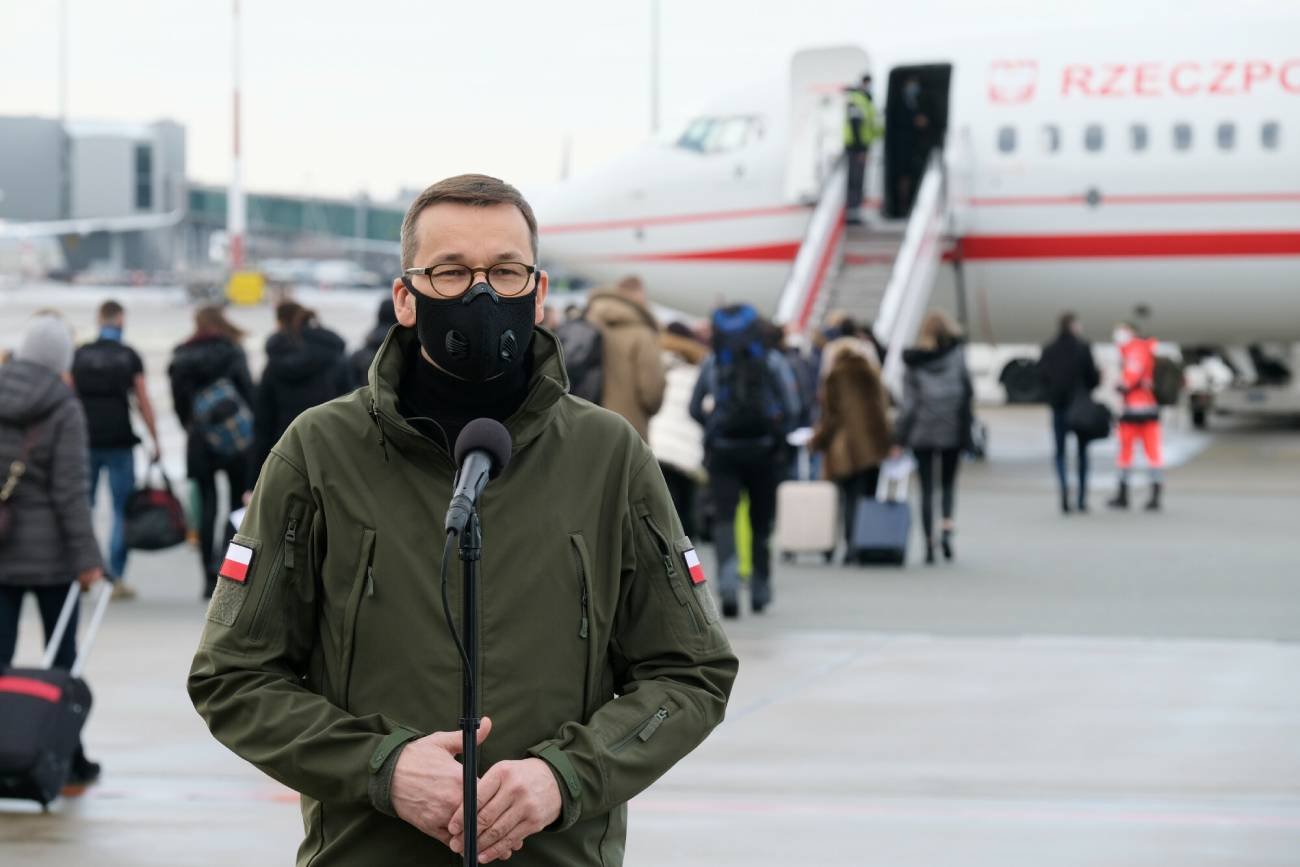 premier Mateusz Morawiecki na lotnisku