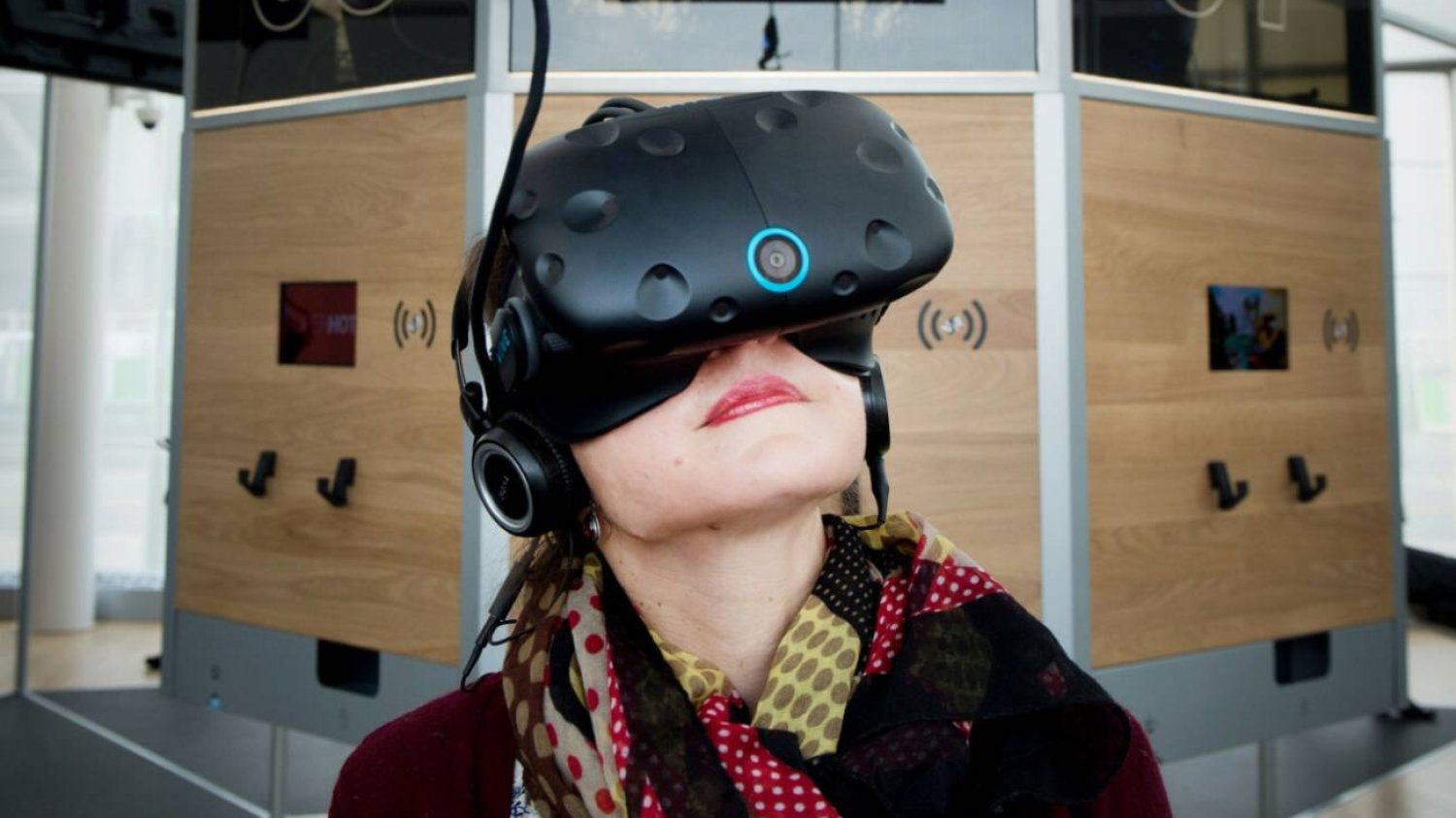 Kobieta w goglach VR