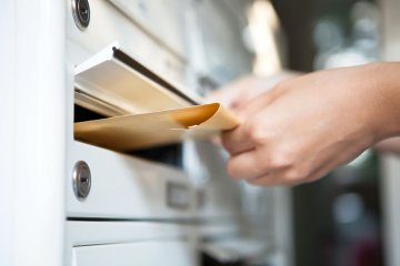 Polak na wysłanie listu musi pracować 7 minut