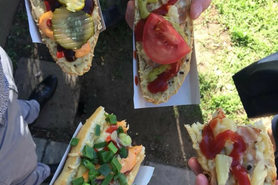 Zapiekanka to nie tylko ser i pieczarki. Liczy się różnorodność menu.
