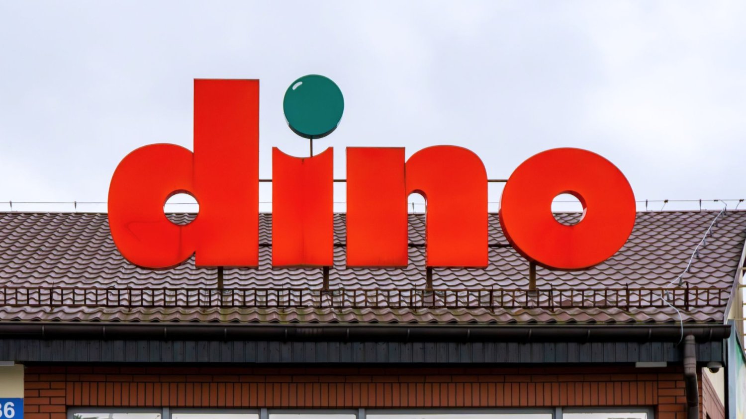 Kontrole PIP w Dino. Lodowate sklepy i setki decyzji, które rozgrzały związki do czerwoności. Logo sklepu Dino.