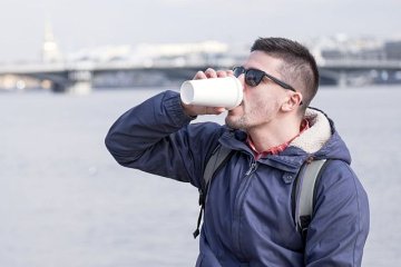 Brytyjscy parlamentarzyści planują wprowadzenie 25-pensowej opłaty za jednorazowe kubki, których najczęściej używa się do kawy na wynos.