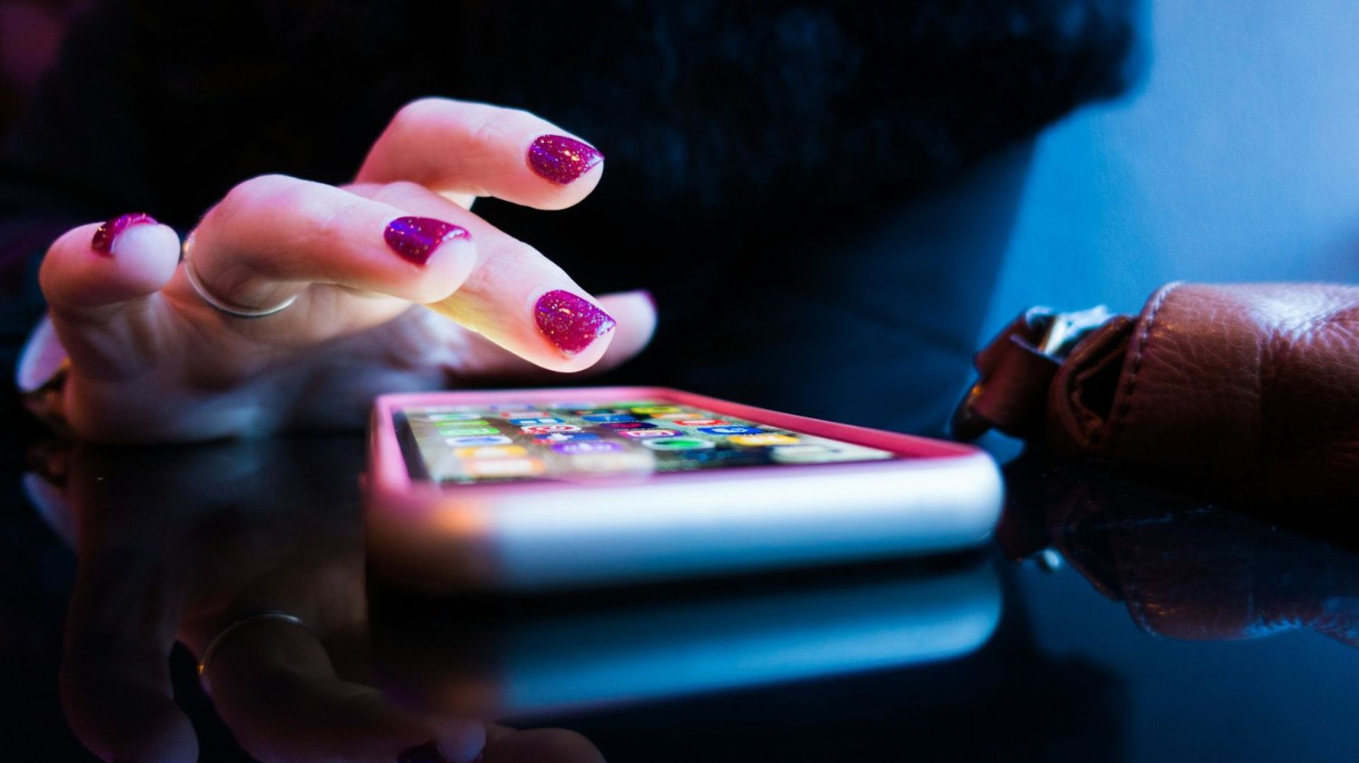 Zbliżenie na dłoń obsługującą telefon.
