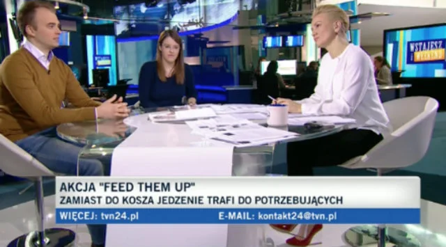 Członkowie Feed Them Up w TVN24.