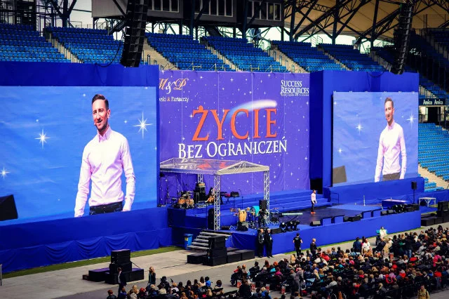 Od pewnego czasu Łukasz Jakóbiak święci coraz większe sukcesy jako mówca motywacyjny