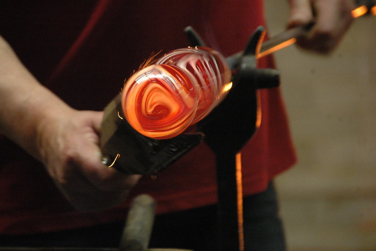 postawny mężczyzna pracujący w fabryce na swoim stanowisku pracy