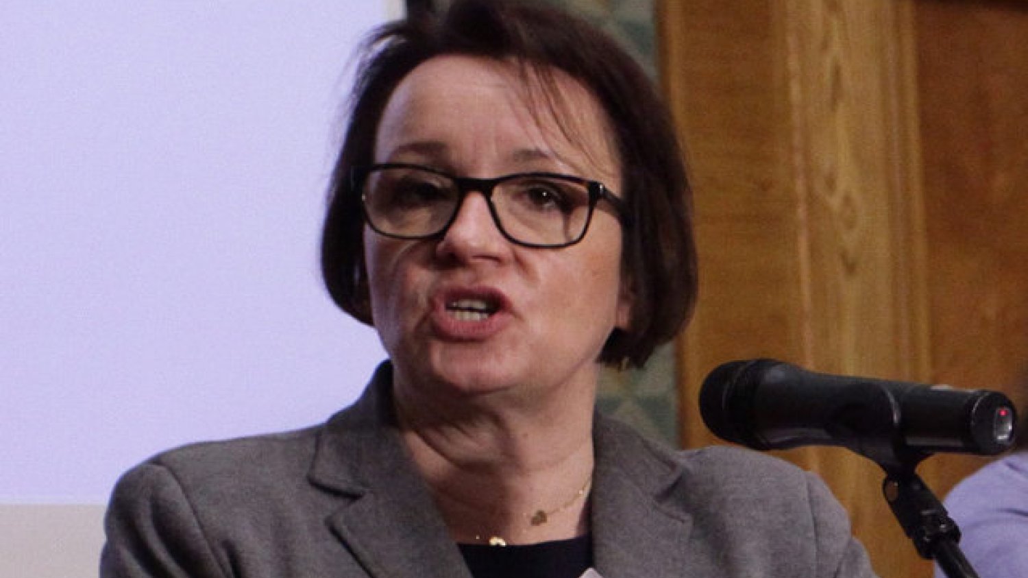 Minister Zalewska ma się z czego tłumaczyć. I przed kim.