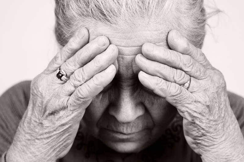 Alzheimer grozi nie tylko starym. Szkodliwe białko zbiera się już w mózgach 20-latków