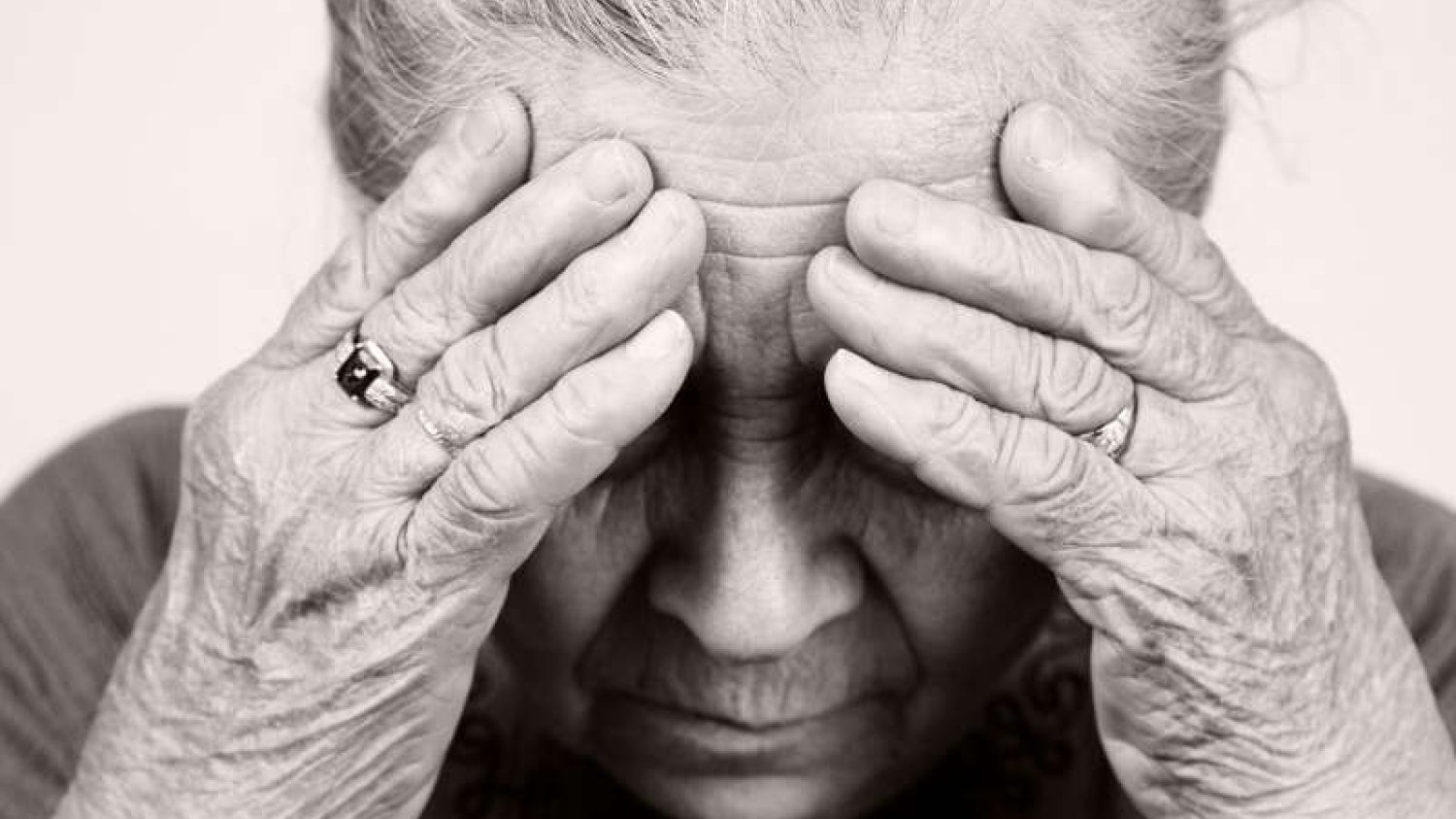 Alzheimer grozi nie tylko starym. Szkodliwe białko zbiera się już w mózgach 20-latków