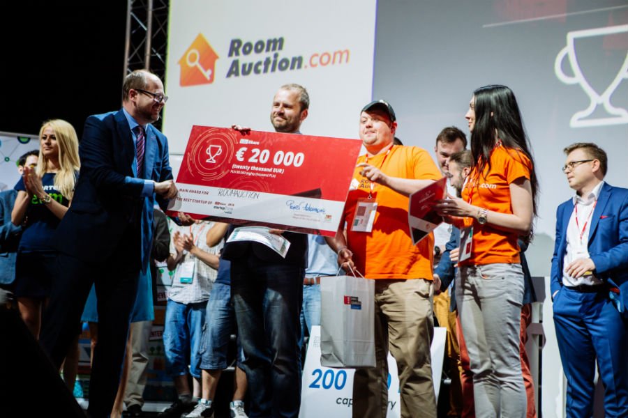 Zwycięzca Startup Contest otrzyma na konferencji InfoShare 20 000 euro. Na dofinansowanie projektów nagrodzonych w konkursie czeka milion euro. Na zdjeciu - wręczenie nagrody w ubiegłym roku, InfoShare odbędzie się 18-20 maja w Gdańsku.