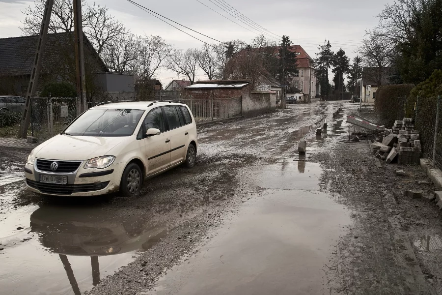 Dopóki mieszkańcy muszą chodzić do domu, brodząc w błocie, dopóty nie mają większego problemu niż droga - to ważna przedwyborcza nauczka.