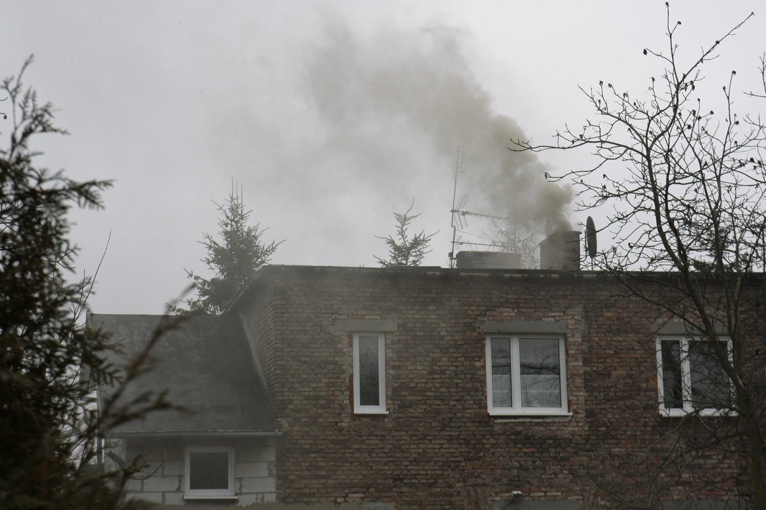 Krakowianin, który nielegalnie palił w piecu węglem, na widok strażników miejskich próbował uciec z domu przez okno.