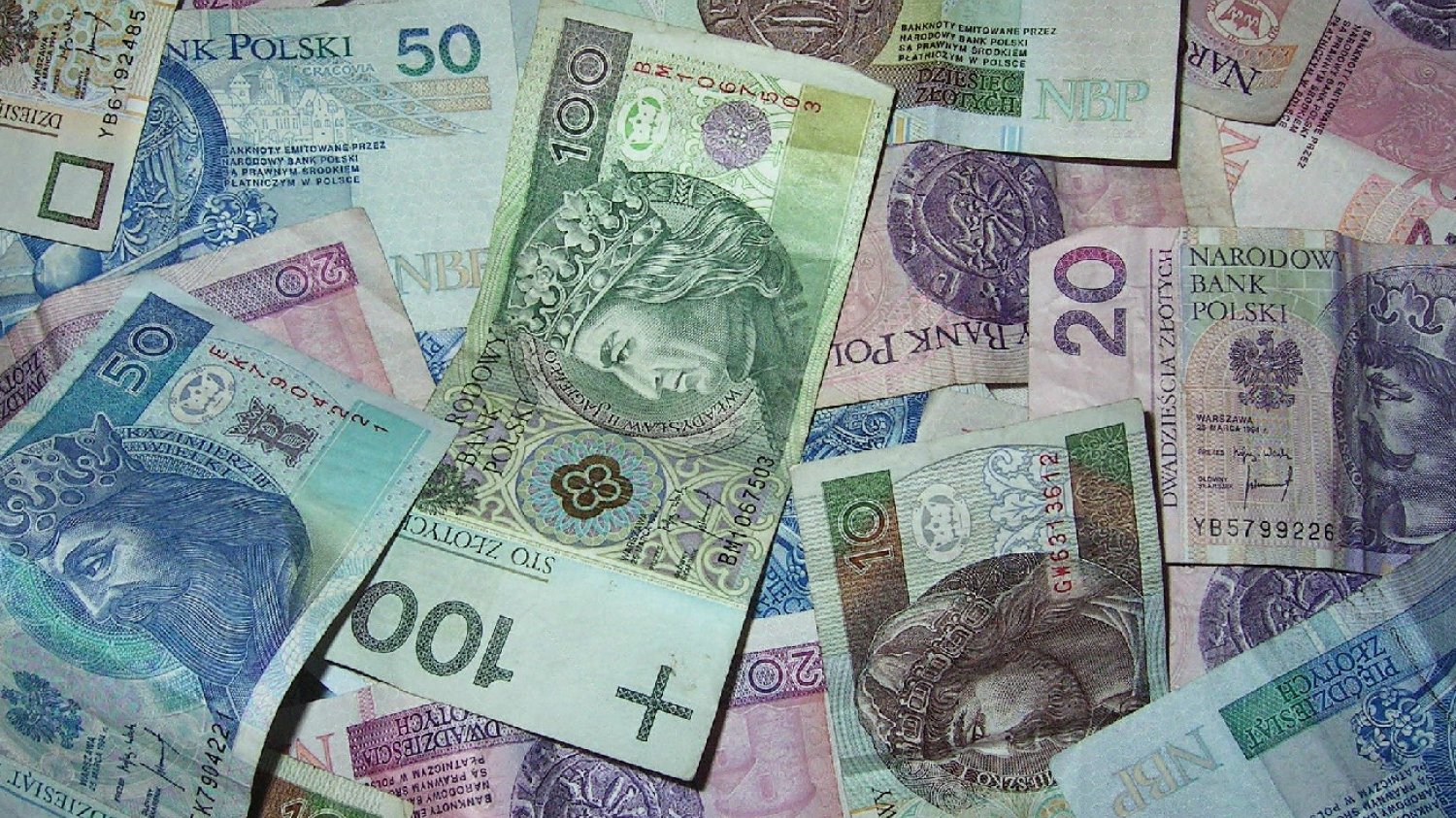 Polacy uciekają z pieniędzmi przed inflacją.