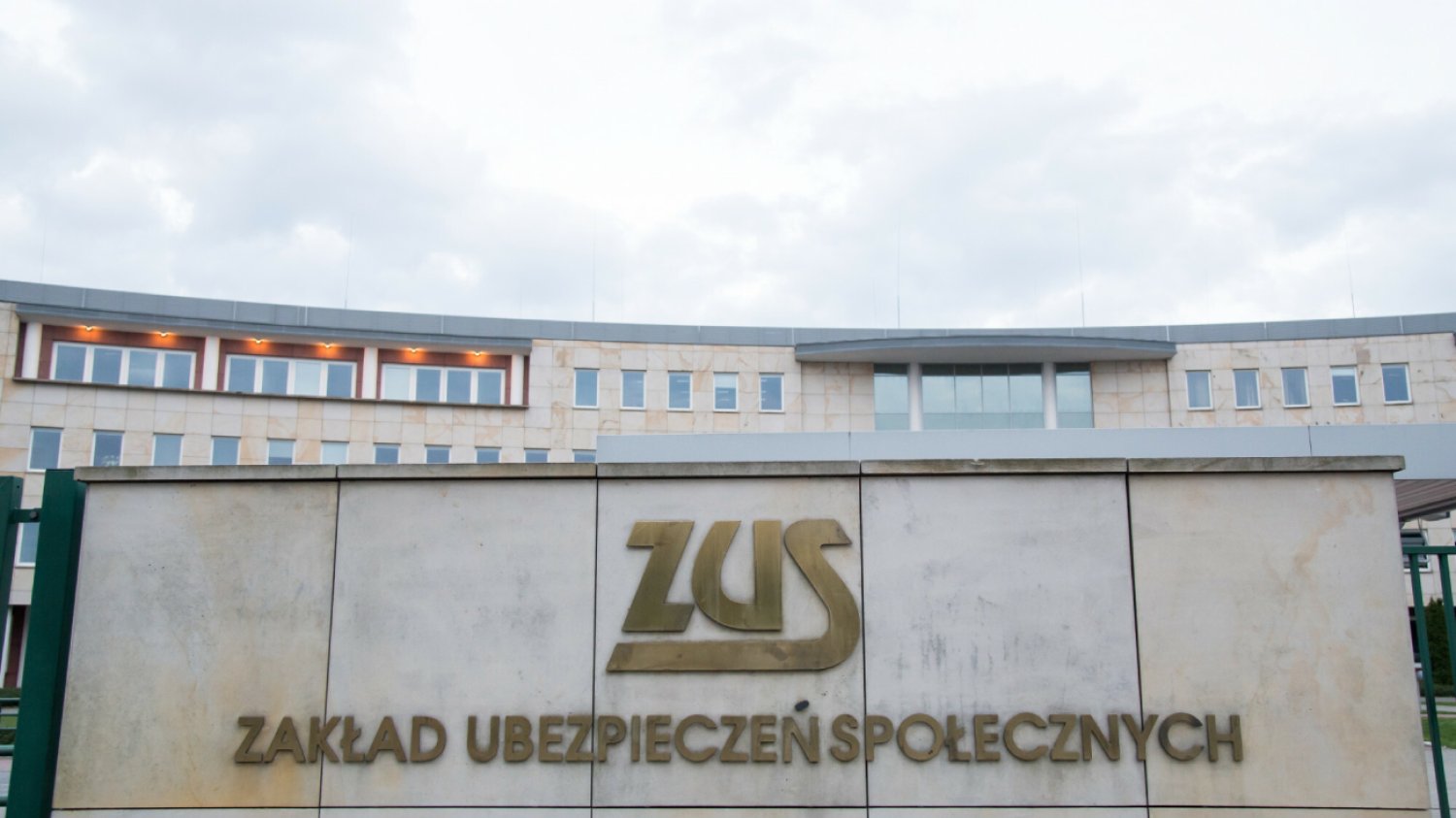 Zakład Ubezpieczeń Społecznych na tle zachmurzonego nieba