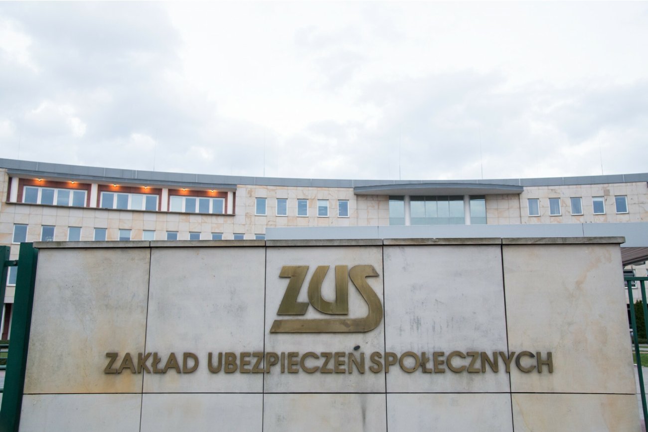 Zakład Ubezpieczeń Społecznych na tle zachmurzonego nieba