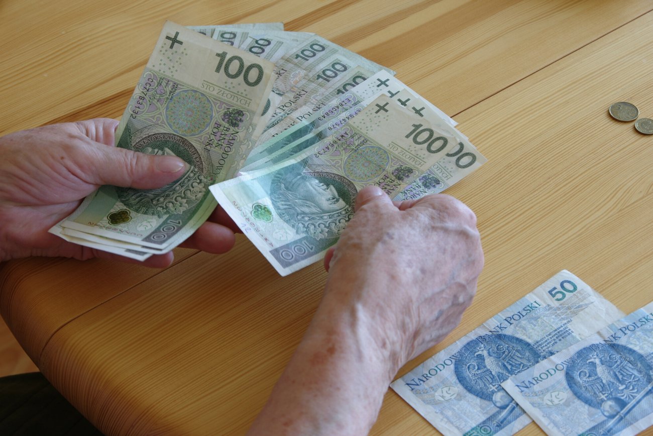 Emerytka liczy pieniądze