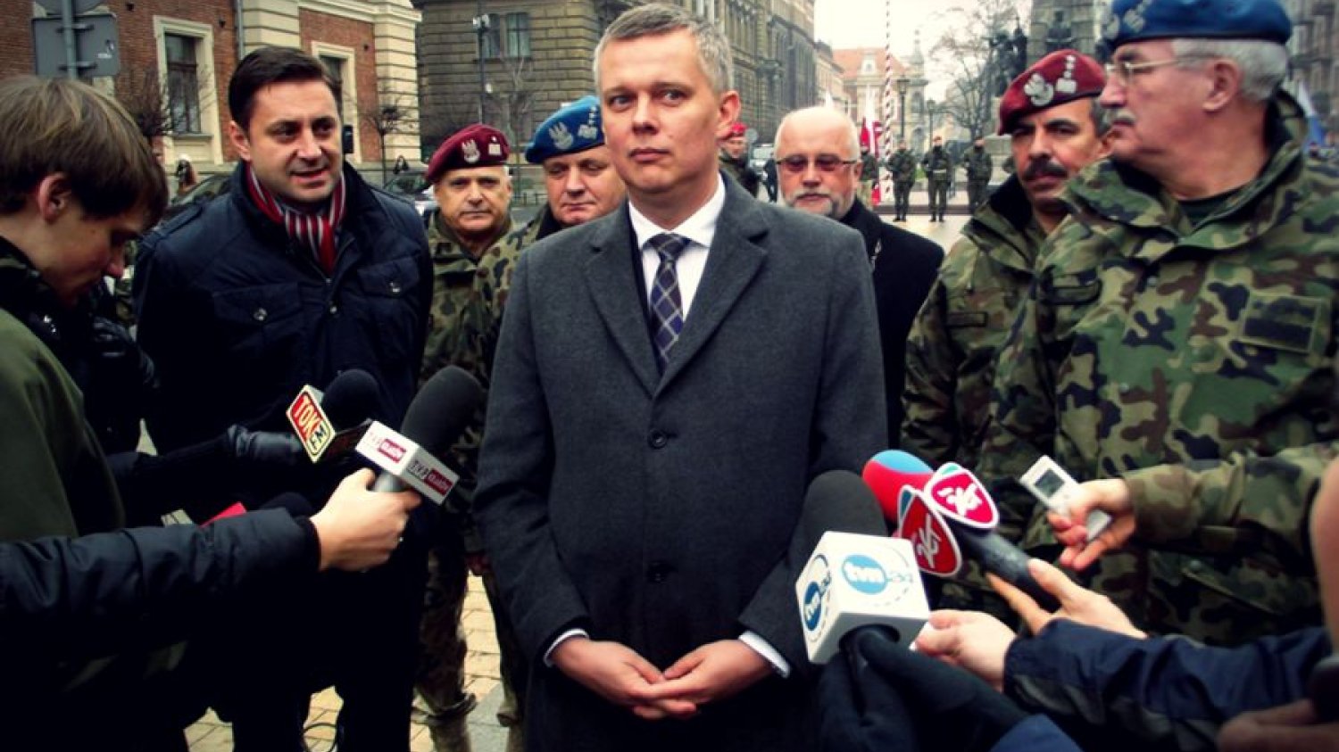 Tomasz Siemoniak podczas powitania żołnierzy powracających z Afganistanu.