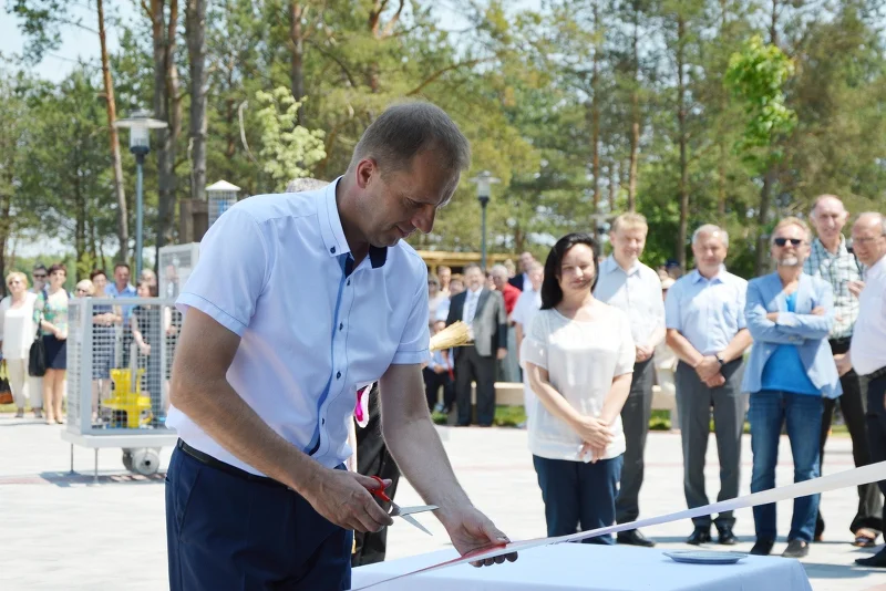 Burmistrz Janowa Krzysztof Kołtyś podczas przecięcia wstęgi. Park Zoom Natury oficjalnie otwarty.