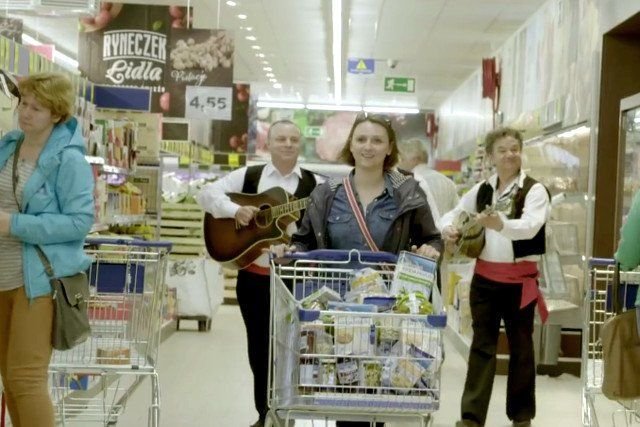 Zakupy w Lidlu mają być luksusowe - toalety dla klientów, wygoda, pracownicy pomogą wybrać wino do kolacji i cygaro na wieczór