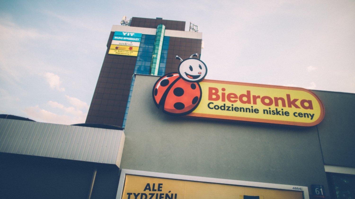 Pracownicy Biedronki obsługują codziennie miliony klientów - dlatego sieć chciała wziąć udział w pilotażu programu szczepień w pracy.