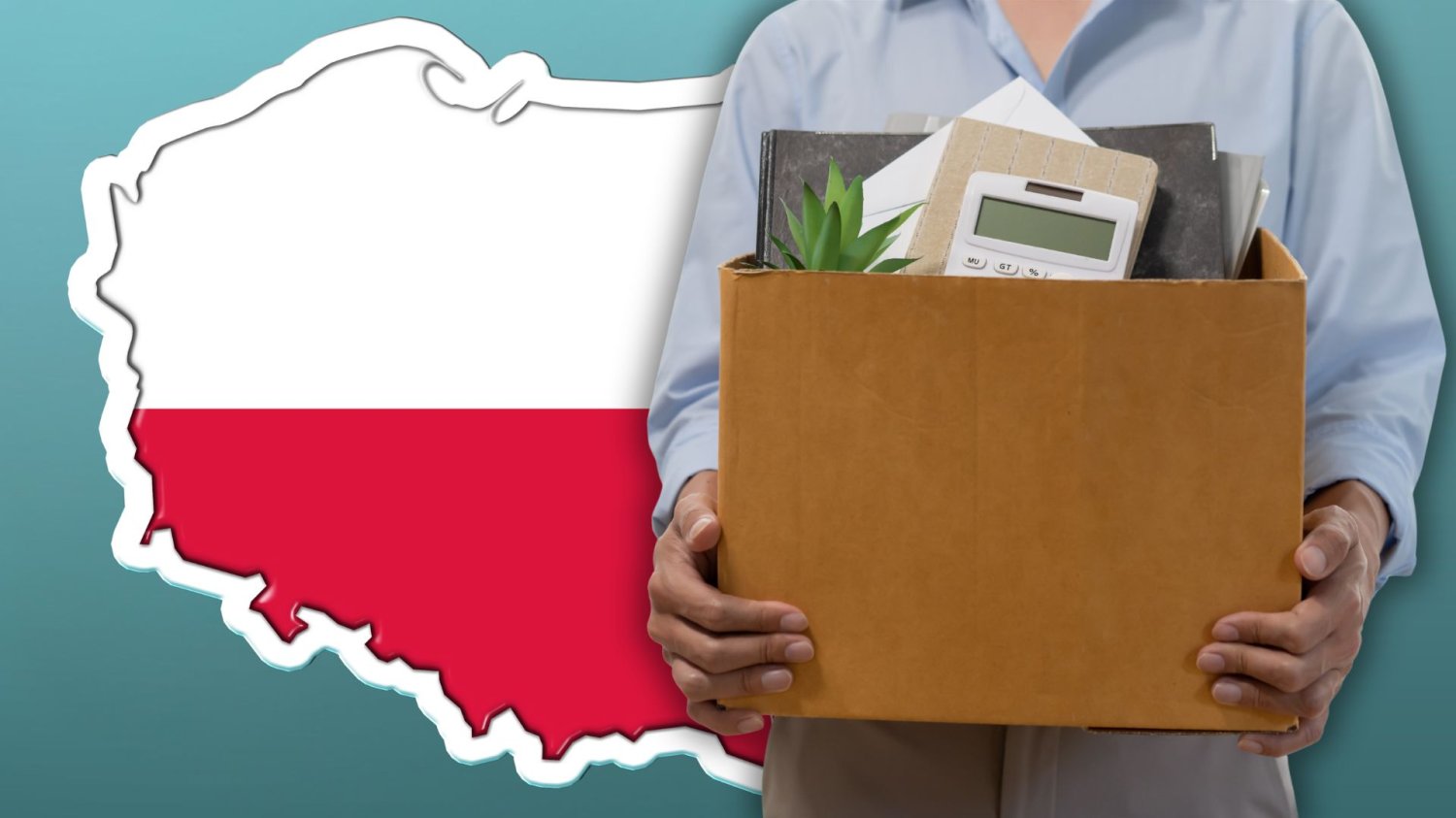 Kobieta zabiera rzeczy z miejsca pracy, w tle mapa Polski