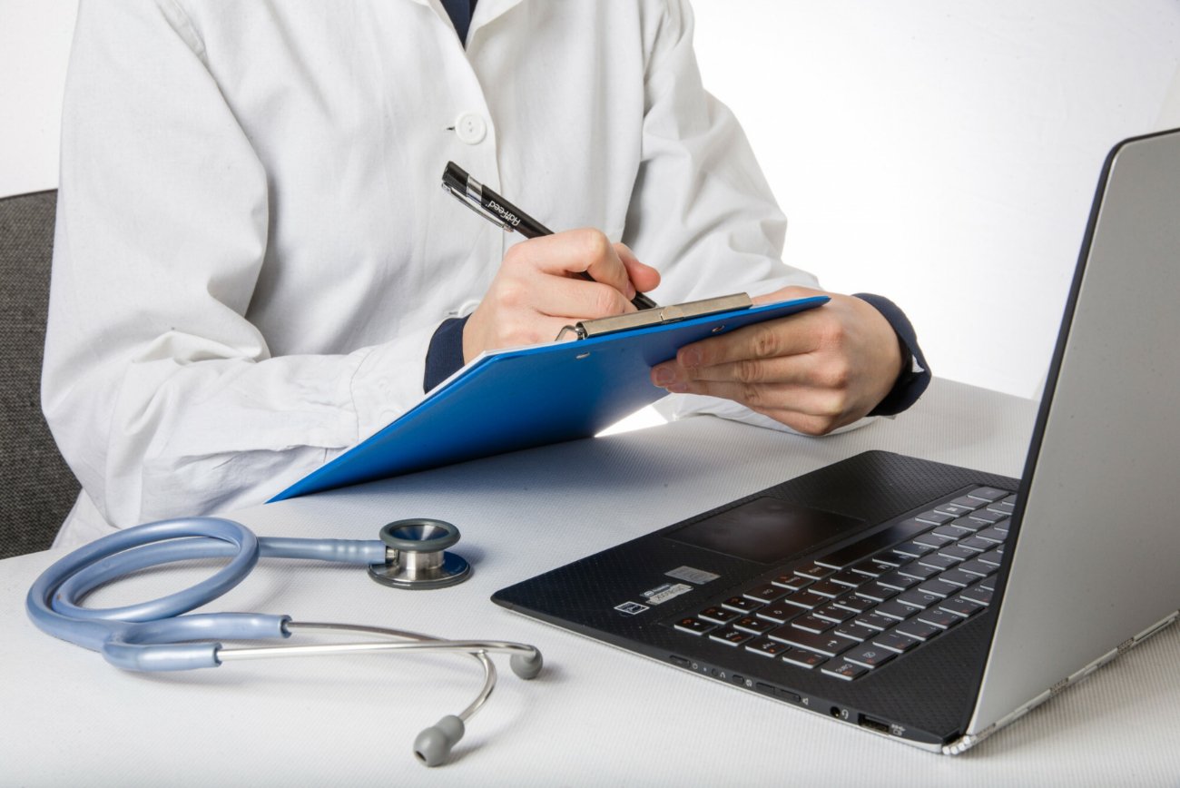 Lekarz wystawia zwolnienie lekarskie