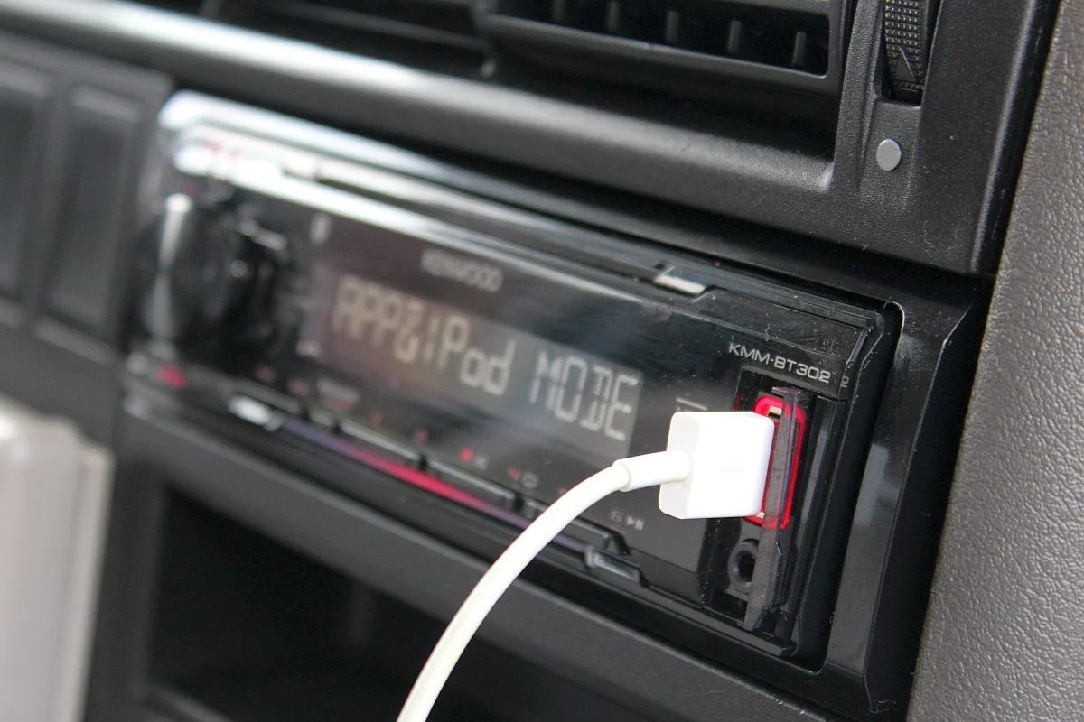 Używanie funkcji Bluetooth lub ładowarek w samochodach z wypożyczalni może być niebezpieczne dla naszych danych