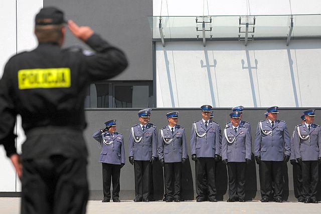 Coraz mniej młodych ludzi chce służyć w policji. Służbie grozi katastrofa