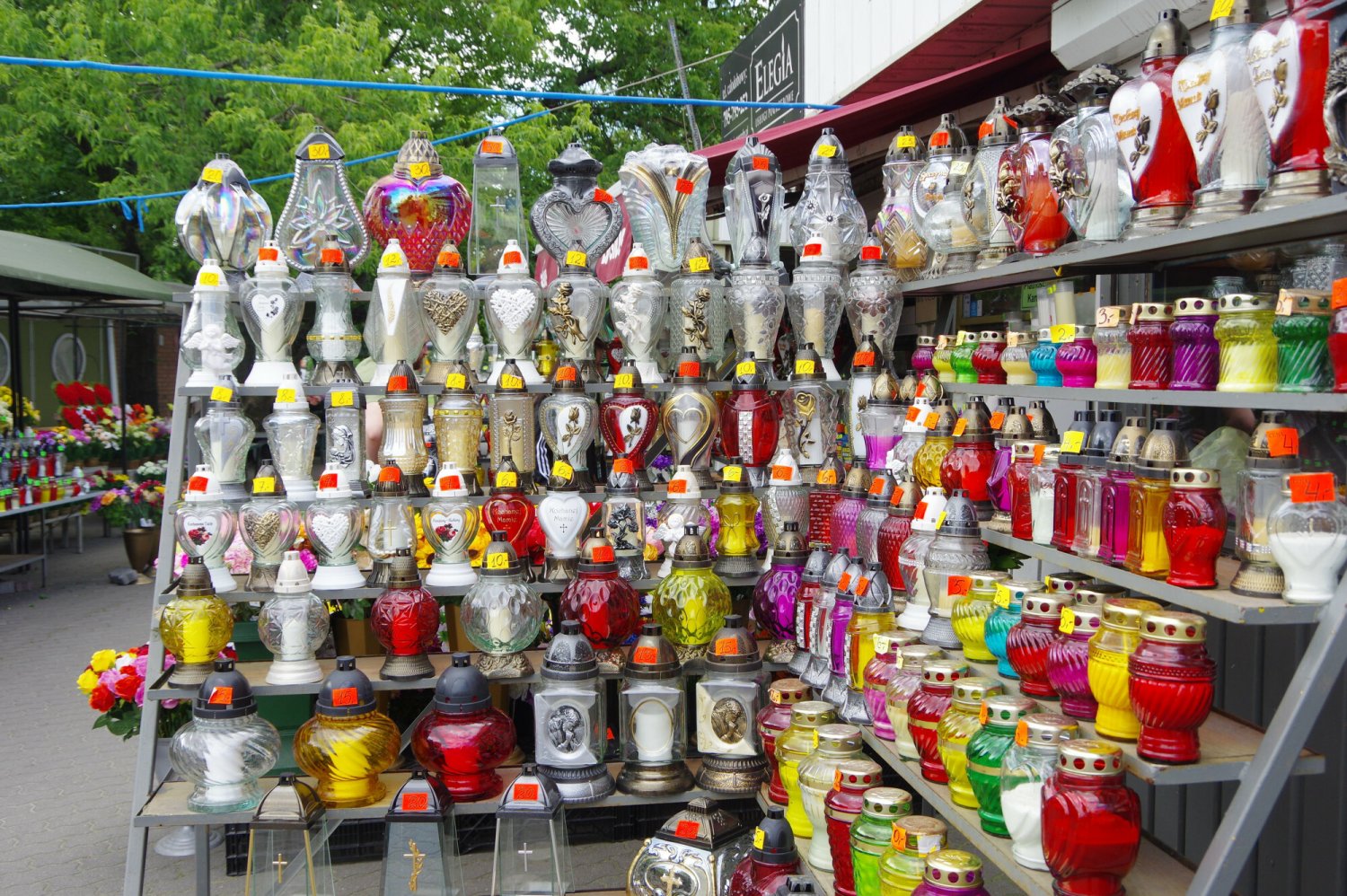 W tym roku cena zniczy może być wyższa niż w zeszłym nawet o 30 proc.