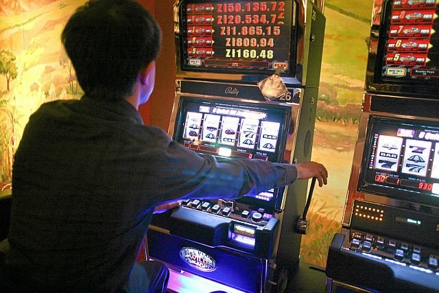 Dzisiaj, poza kasynami, na jednorękich bandytach można grać tylko, gdy należą one do Totalizatora Sportowego.