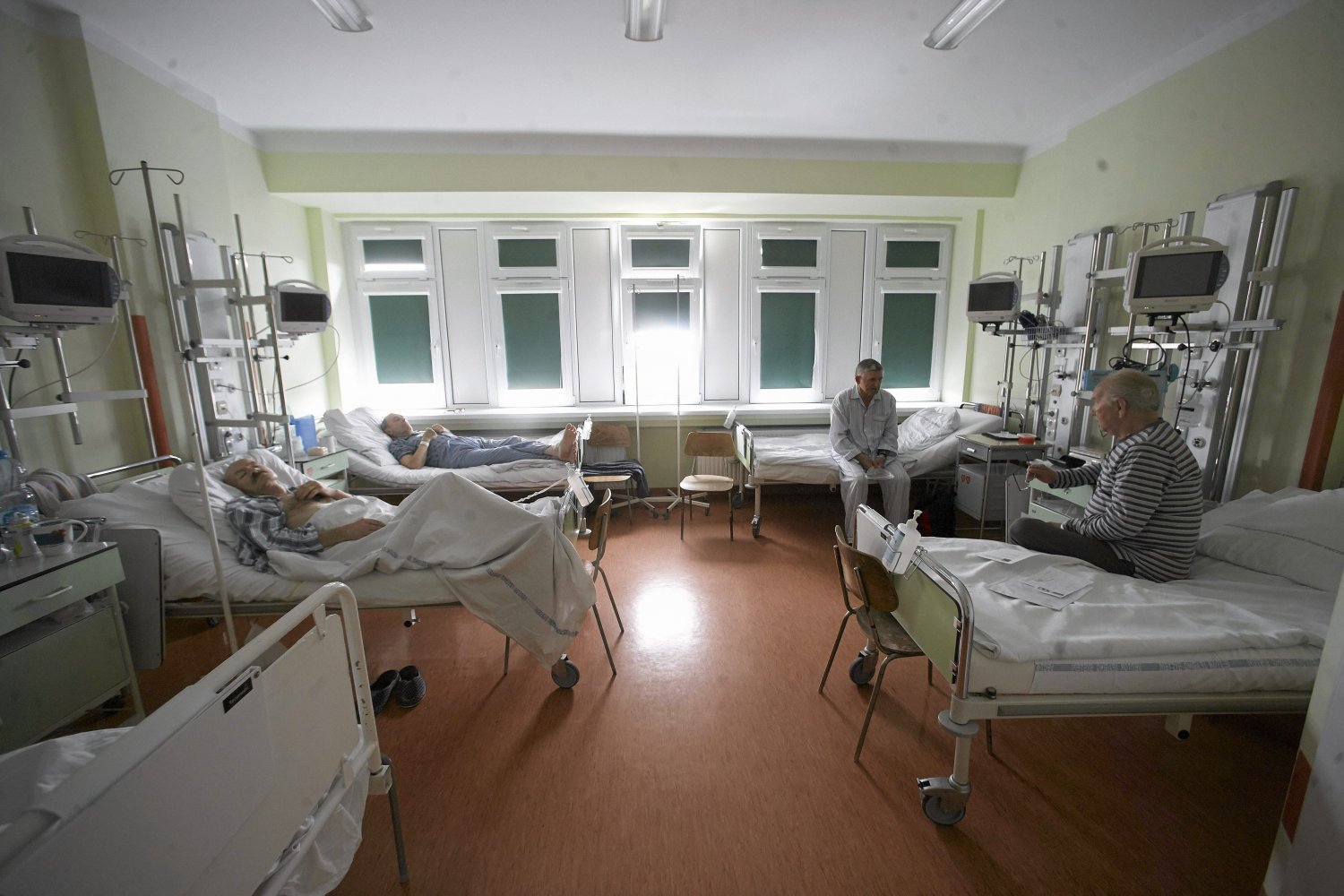 System czyszczenia rurki intubacyjnej wspomagającej pracę układu oddechowego pacjenta.